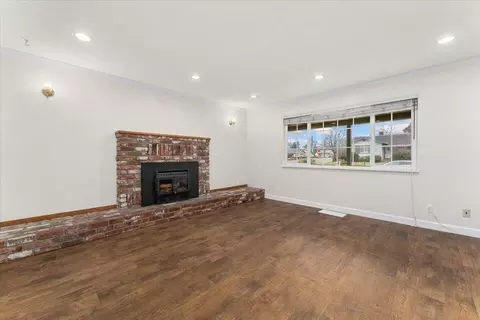 Living - 4200 Travona St, Redding, CA 96001 photo 3 of 4