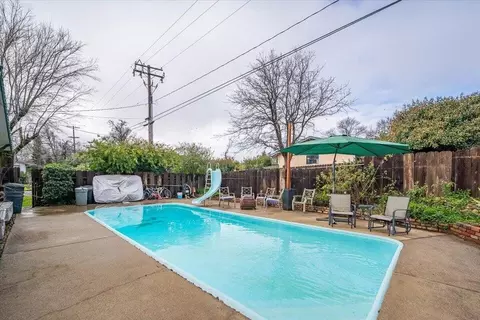 Exterior - 4200 Travona St, Redding, CA 96001 photo 7 of 9