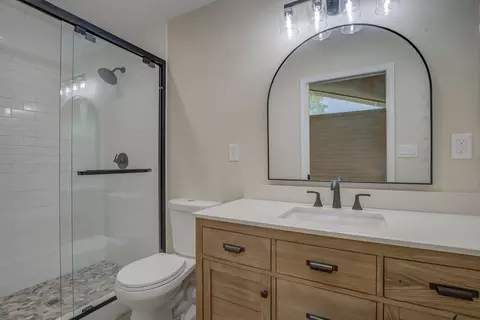 Bath - 3090 Inez St, Redding, CA 96002 photo 3 of 3