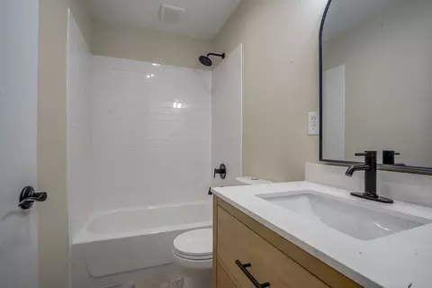 Bath - 3090 Inez St, Redding, CA 96002 photo 2 of 3