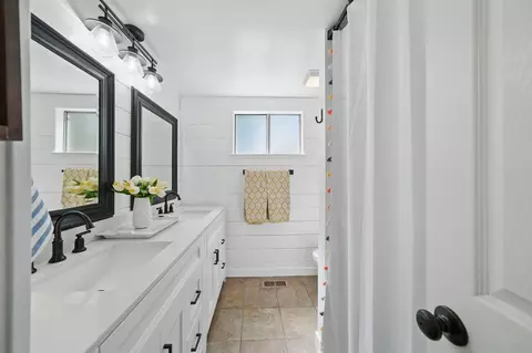 Bath - 6966 Granada Dr, Redding, CA 96002 photo 4 of 6