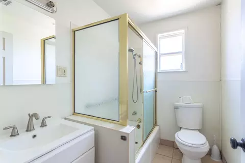 Bath - 561 Hartnell Ave, Redding, CA 96002 photo 1 of 1