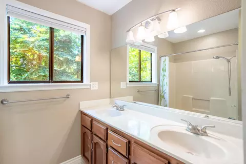 Bath - 3484 Bello Ct, Redding, CA 96002 photo 3 of 4