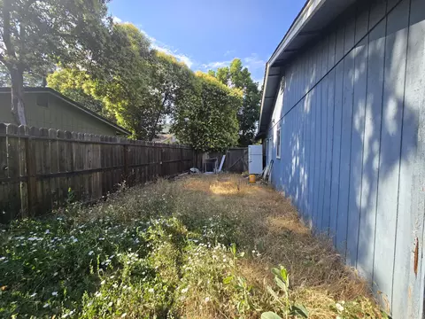 Exterior - 1591 Canby Rd, Redding, CA 96002 photo 4 of 5