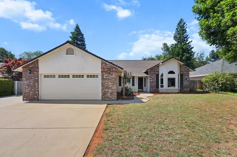 2439 Castlewood Dr, Redding, CA 96002 photo 2