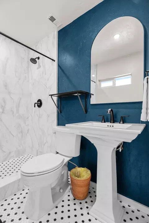 Bath - 3371 Bardick Rd, Anderson, CA 96007 photo 3 of 4