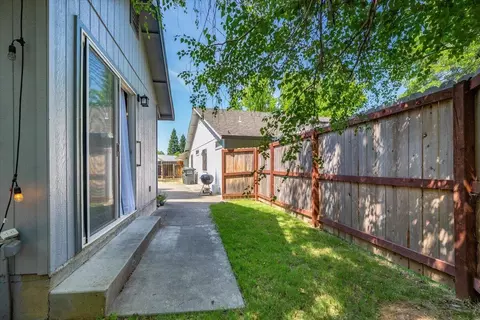 Exterior - 978 Fountain Cir, Redding, CA 96003 photo 4 of 24