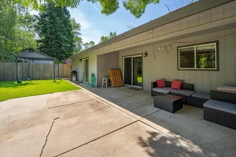 Exterior - 978 Fountain Cir, Redding, CA 96003 photo 17 of 24