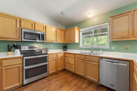 Kitchen - 978 Fountain Cir, Redding, CA 96003 photo 2 of 4