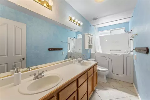 Bath - 978 Fountain Cir, Redding, CA 96003 photo 3 of 5