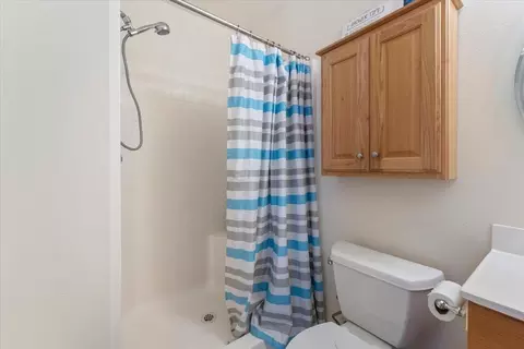 Bath - 978 Fountain Cir, Redding, CA 96003 photo 5 of 5