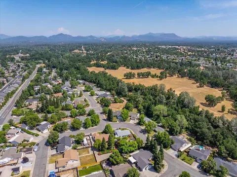 View/Area - 978 Fountain Cir, Redding, CA 96003 photo 4 of 6