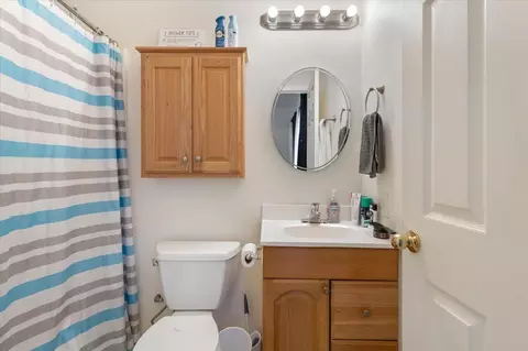 Bath - 978 Fountain Cir, Redding, CA 96003 photo 4 of 5