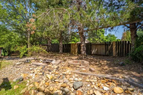 Exterior - 978 Fountain Cir, Redding, CA 96003 photo 21 of 24