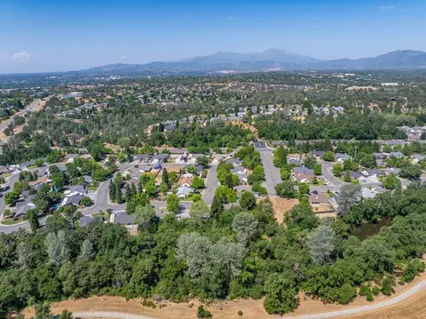 View/Area - 978 Fountain Cir, Redding, CA 96003 photo 5 of 6