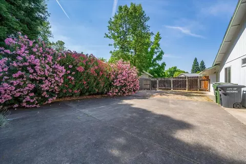 Exterior - 978 Fountain Cir, Redding, CA 96003 photo 6 of 24