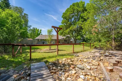 Exterior - 978 Fountain Cir, Redding, CA 96003 photo 10 of 24