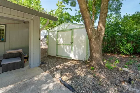 Exterior - 978 Fountain Cir, Redding, CA 96003 photo 23 of 24