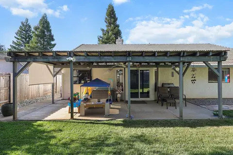 Exterior - 1764 Vinson Dr, Redding, CA 96003 photo 2 of 8