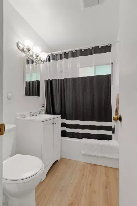 Bath - 3921 Mercury Dr, Redding, CA 96002 photo 1 of 1