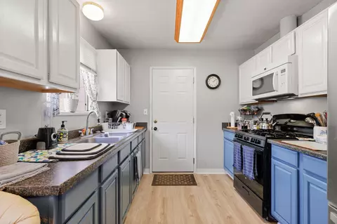 Kitchen - 3921 Mercury Dr, Redding, CA 96002 photo 3 of 4