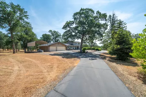 15842 Macleod Dr, Redding, CA 96001