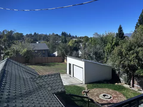 Exterior - 1764 Chestnut St, Redding, CA 96001 photo 4 of 27