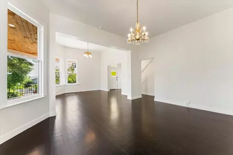 Living - 1764 Chestnut St, Redding, CA 96001 photo 2 of 11
