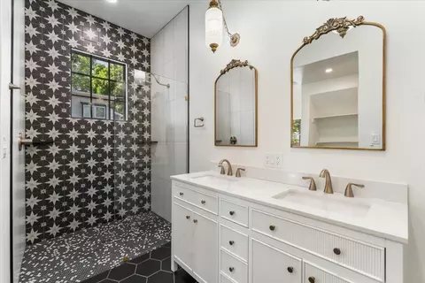 Bath - 1764 Chestnut St, Redding, CA 96001 photo 3 of 6