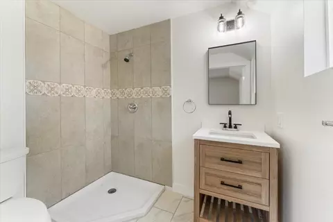 Bath - 1764 Chestnut St, Redding, CA 96001 photo 6 of 6