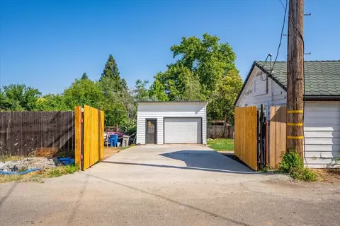 Exterior - 1764 Chestnut St, Redding, CA 96001 photo 11 of 27