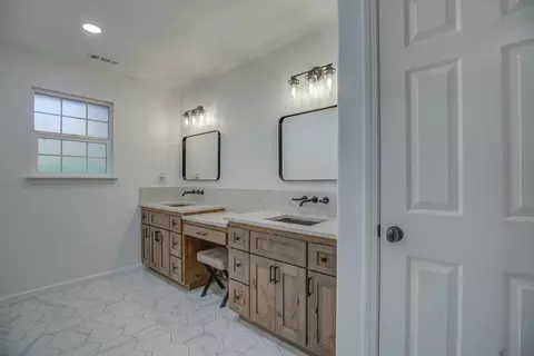 Bath - 14300 Molluc Dr, Red Bluff, CA 96080 photo 6 of 8
