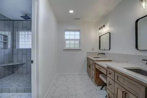 Bath - 14300 Molluc Dr, Red Bluff, CA 96080 photo 7 of 8