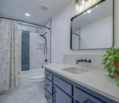 Bath - 14300 Molluc Dr, Red Bluff, CA 96080 photo 4 of 8