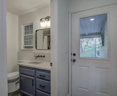 Bath - 14300 Molluc Dr, Red Bluff, CA 96080 photo 2 of 8