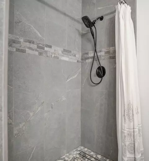 Bath - 14300 Molluc Dr, Red Bluff, CA 96080 photo 3 of 8