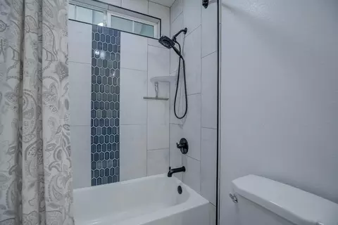 Bath - 14300 Molluc Dr, Red Bluff, CA 96080 photo 5 of 8