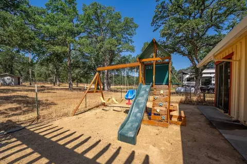 Exterior - 13185 Montecito Rd, Red Bluff, CA 96080 photo 3 of 11