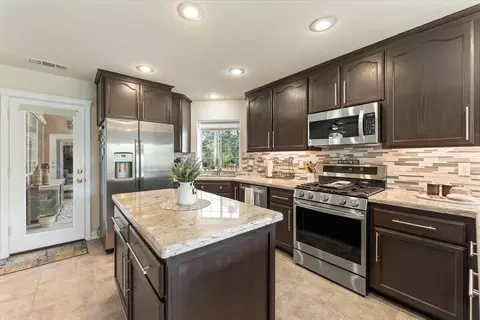 Kitchen - 1750 Player Ct, Redding, CA 96003 photo 3 of 5