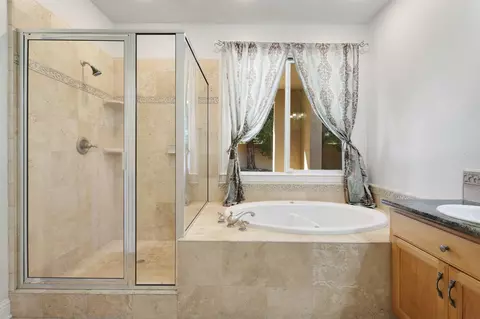 Bath - 580 Castenda Dr, Redding, CA 96003 photo 3 of 5