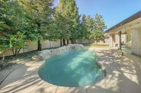 Exterior - 580 Castenda Dr, Redding, CA 96003 photo 7 of 9
