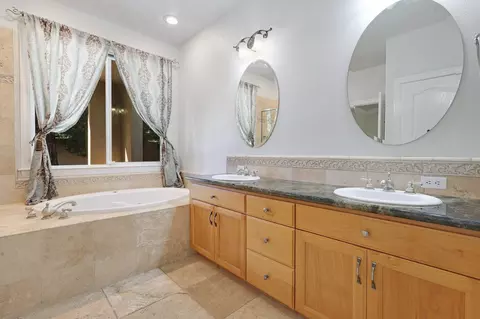 Bath - 580 Castenda Dr, Redding, CA 96003 photo 4 of 5