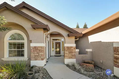 Exterior - 580 Castenda Dr, Redding, CA 96003 photo 5 of 9