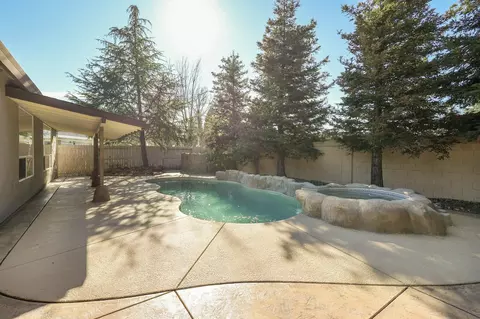 Exterior - 580 Castenda Dr, Redding, CA 96003 photo 8 of 9