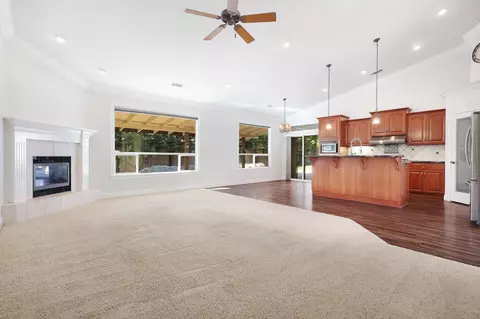 Living - 580 Castenda Dr, Redding, CA 96003 photo 4 of 4