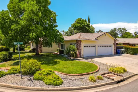 676 Country Oak Dr, Redding, CA 96003 photo 2