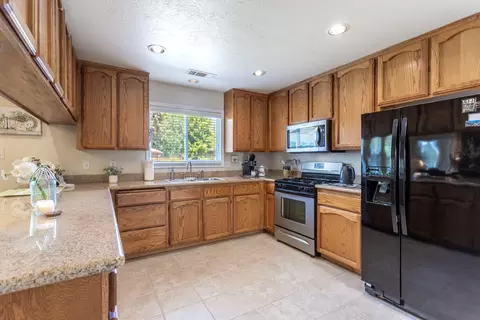 676 Country Oak Dr, Redding, CA 96003 photo 5