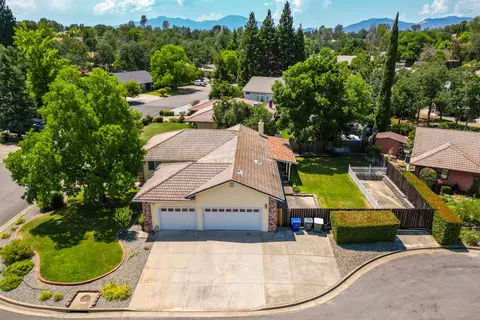 676 Country Oak Dr, Redding, CA 96003 photo 3