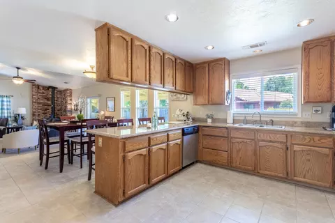 676 Country Oak Dr, Redding, CA 96003 photo 7