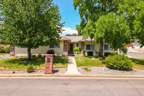 676 Country Oak Dr, Redding, CA 96003